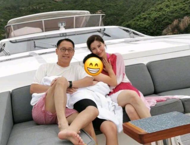 李嘉欣|50岁李嘉欣晒怼脸自拍照，皮肤光嫩如少女，豪门阔太范十足