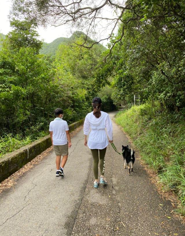 李嘉欣|50岁李嘉欣晒怼脸自拍照，皮肤光嫩如少女，豪门阔太范十足