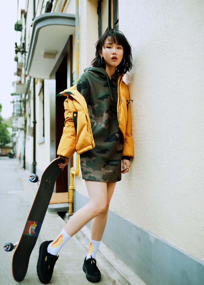 黄龄舞台摔伤后再秀造型,运动休闲装状态满满,花鸟包超抢眼