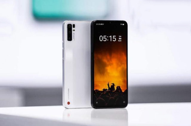 坚果首款5g手机已定?四等边框白色面板,名字很有老罗的味道