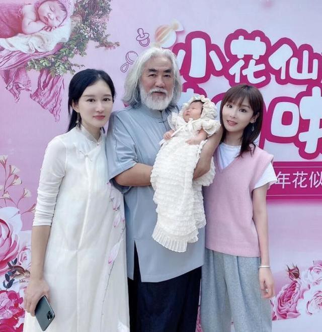 张纪中为宝宝办满月宴:妻子身材恢复好,全家晒幸福合影