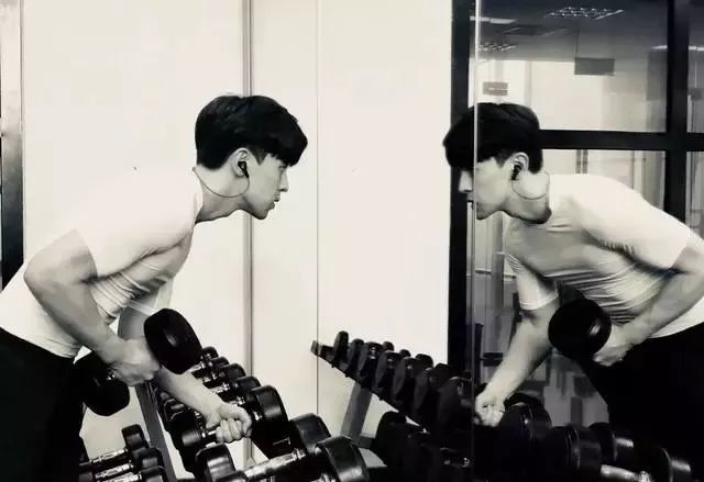 邓伦深藏不露肌肉虽比不上彭于晏但是也很有魅力