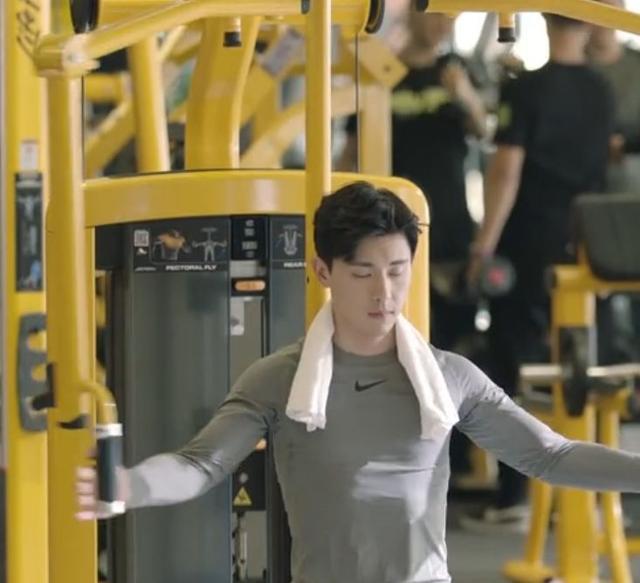 邓伦深藏不露肌肉虽比不上彭于晏但是也很有魅力