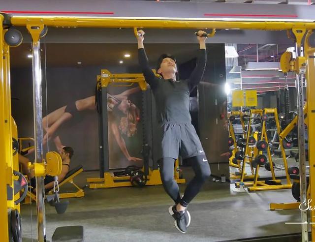 邓伦深藏不露肌肉虽比不上彭于晏但是也很有魅力