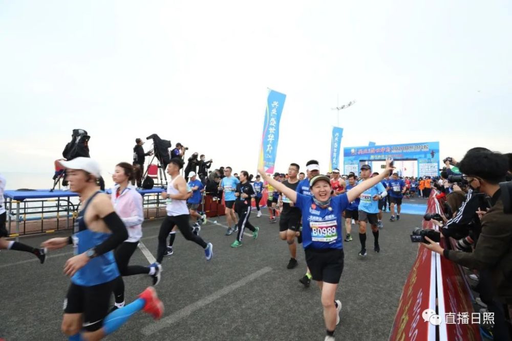 马拉松|全城沸腾！日照马拉松激情开跑！赛道太美，这些画面燃爆了！