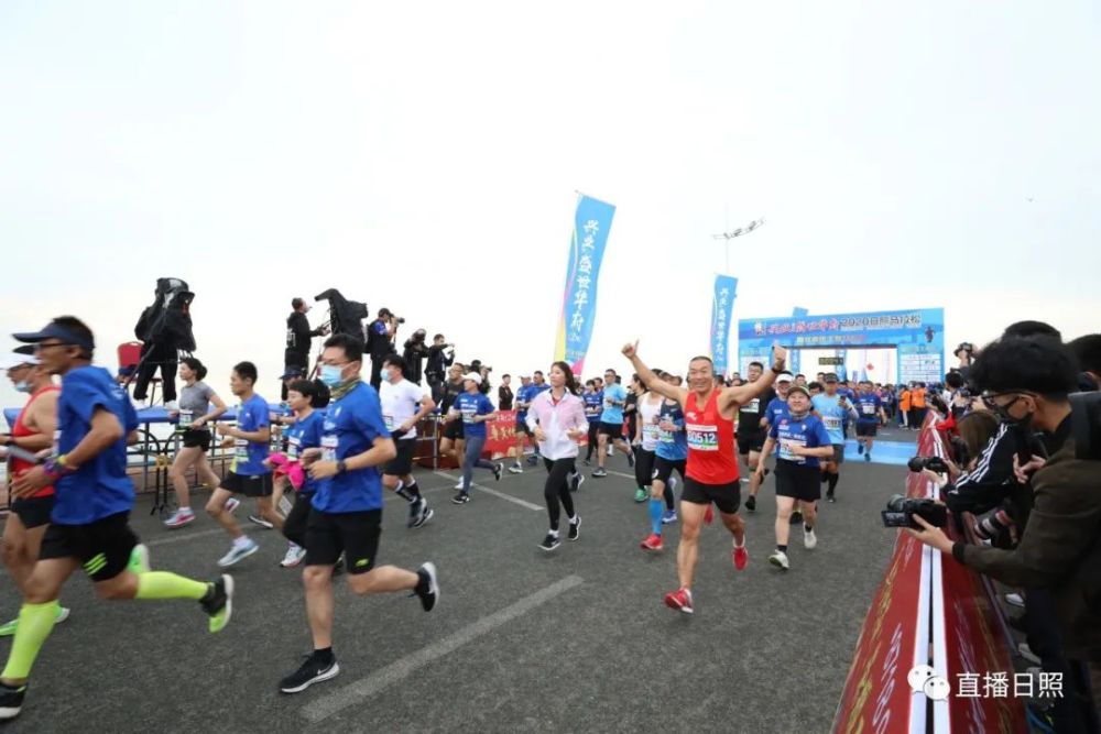 马拉松|全城沸腾！日照马拉松激情开跑！赛道太美，这些画面燃爆了！