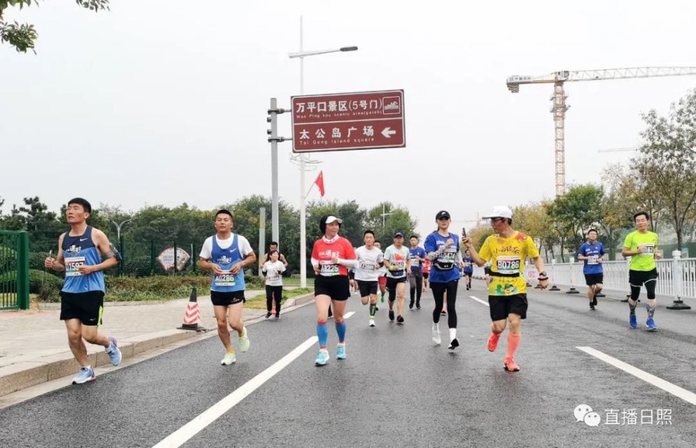 马拉松|全城沸腾！日照马拉松激情开跑！赛道太美，这些画面燃爆了！
