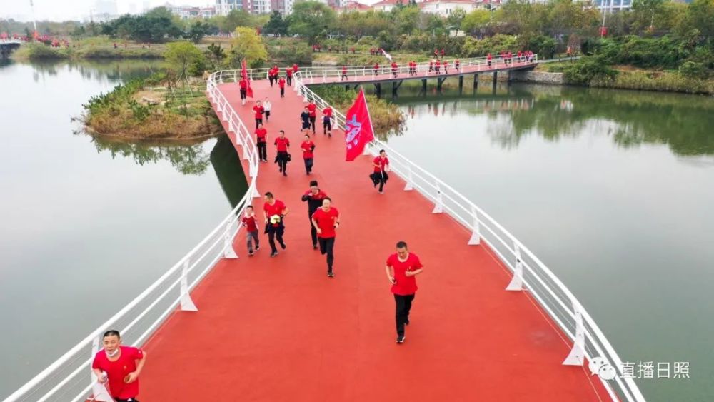 马拉松|全城沸腾！日照马拉松激情开跑！赛道太美，这些画面燃爆了！