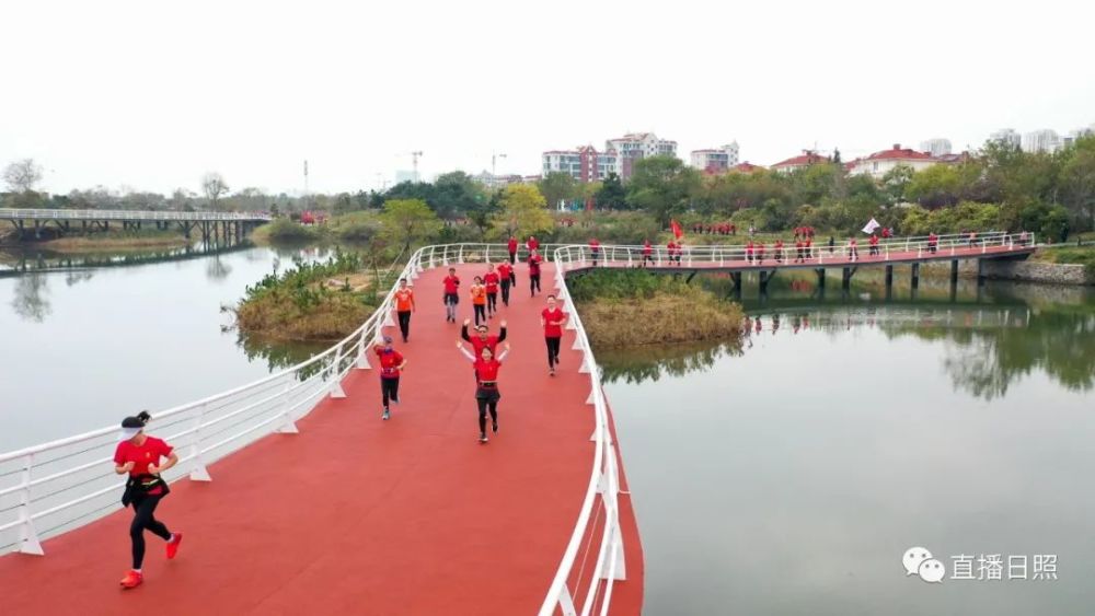 马拉松|全城沸腾！日照马拉松激情开跑！赛道太美，这些画面燃爆了！