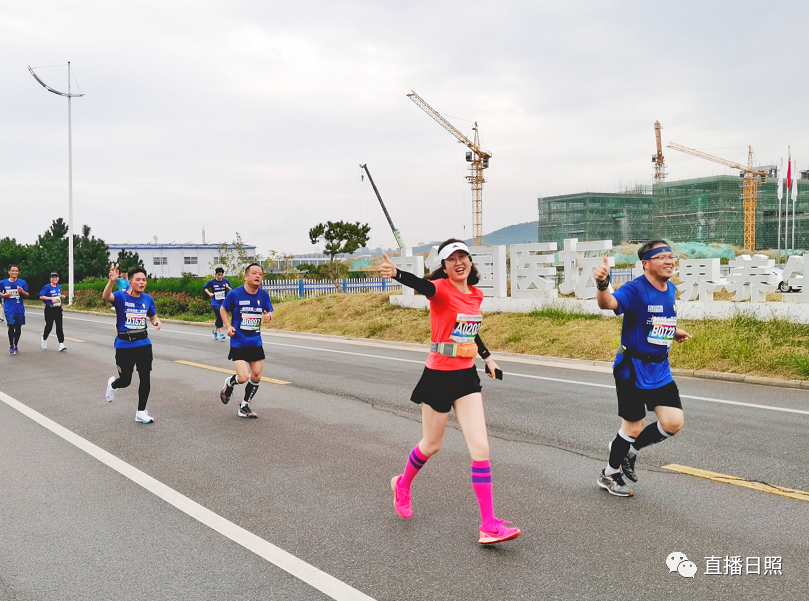 马拉松|全城沸腾！日照马拉松激情开跑！赛道太美，这些画面燃爆了！