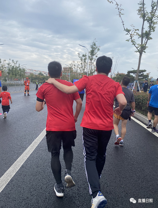 马拉松|全城沸腾！日照马拉松激情开跑！赛道太美，这些画面燃爆了！