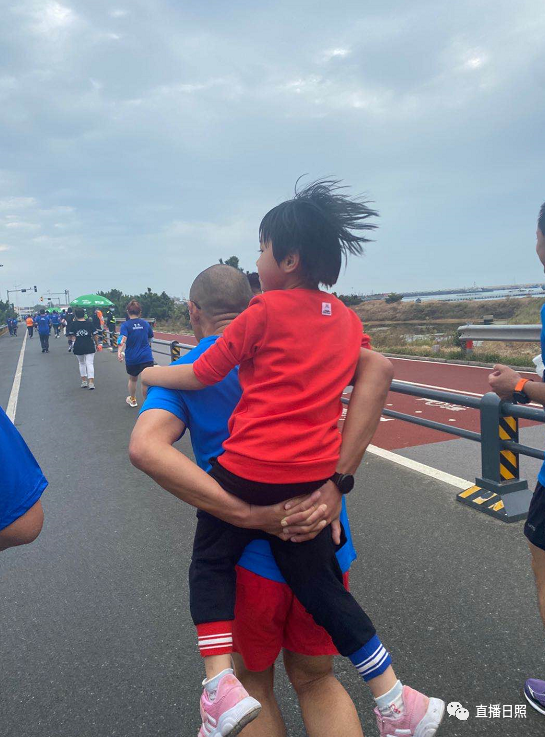 马拉松|全城沸腾！日照马拉松激情开跑！赛道太美，这些画面燃爆了！