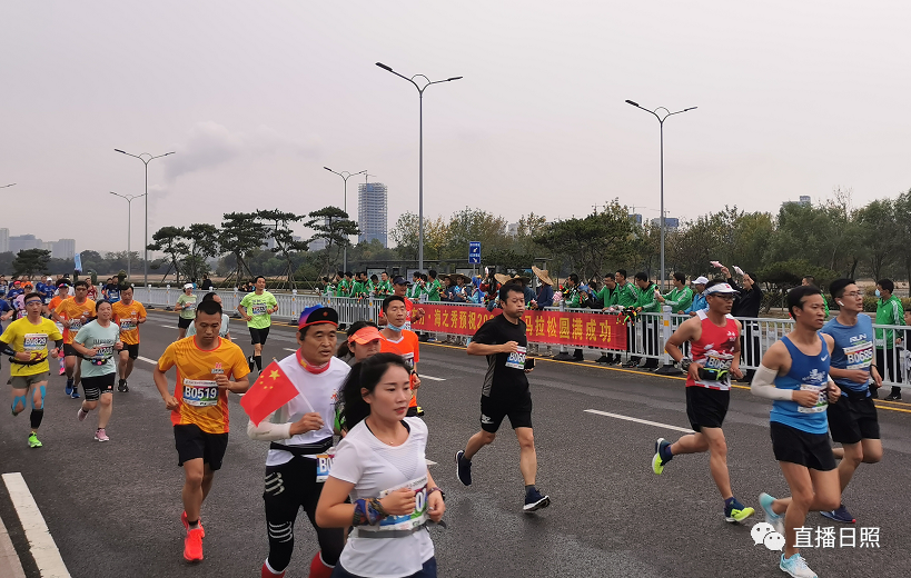 马拉松|全城沸腾！日照马拉松激情开跑！赛道太美，这些画面燃爆了！