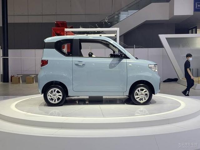 这款"呆萌可爱"的小车,售价不到3万,卡哇伊的它深受女生喜爱|五菱宏光