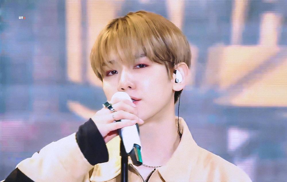 exo边伯贤亮相仁川演唱会顺毛奶萌全开麦展实力和女舞者帅气热舞