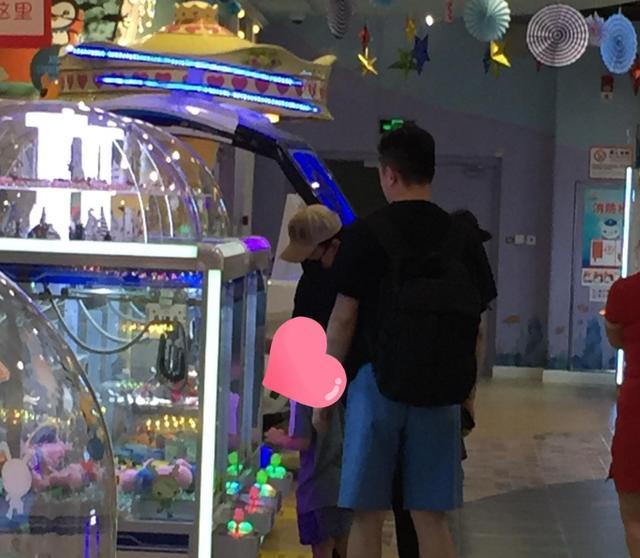 黄渤|袁泉自驾带女儿出行，与黄渤父女同聚餐，小朋友们关系好似小姐妹