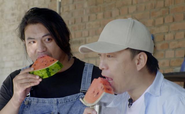 黄渤|袁泉自驾带女儿出行，与黄渤父女同聚餐，小朋友们关系好似小姐妹