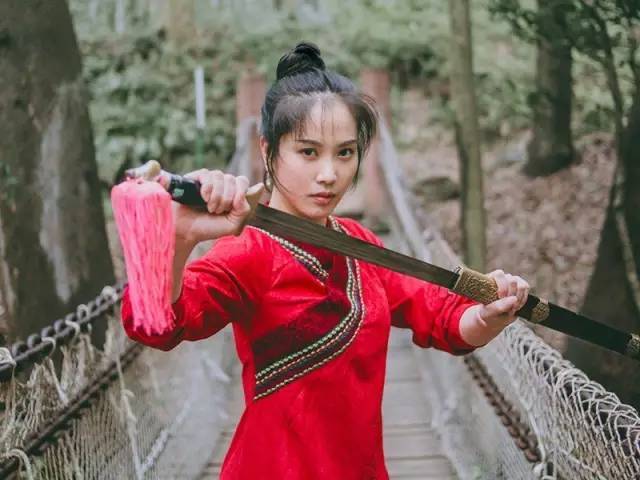 醉汉调戏火锅店老板娘反被殴打摆拍宣扬正义还是为拳馆宣传