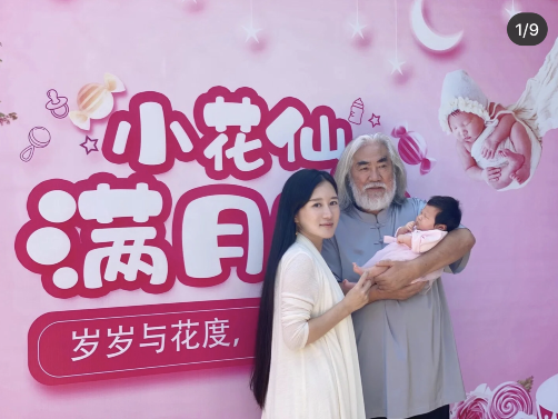 杜星霖|杜星霖晒五口之家全家福，和张纪中相差31岁像父女，小女儿大名曝光