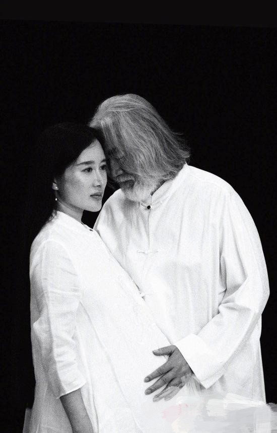 杜星霖|杜星霖晒五口之家全家福，和张纪中相差31岁像父女，小女儿大名曝光