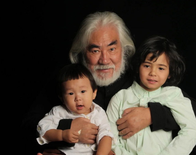 杜星霖|杜星霖晒五口之家全家福，和张纪中相差31岁像父女，小女儿大名曝光