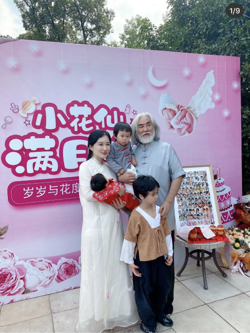 杜星霖|杜星霖晒五口之家全家福，和张纪中相差31岁像父女，小女儿大名曝光