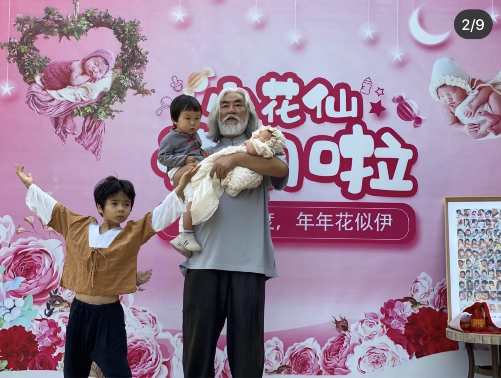 杜星霖|杜星霖晒五口之家全家福，和张纪中相差31岁像父女，小女儿大名曝光