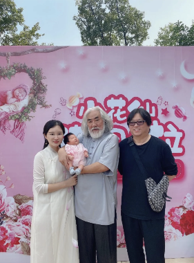 杜星霖|杜星霖晒五口之家全家福，和张纪中相差31岁像父女，小女儿大名曝光