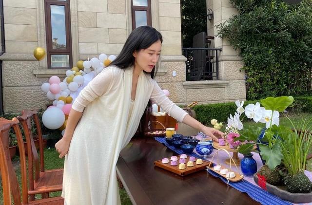 张纪中|张纪中为女儿办满月宴，一家五口超幸福，别墅外景曝光太奢华