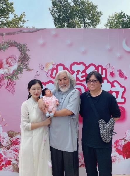 张纪中|张纪中为女儿办满月宴，一家五口超幸福，别墅外景曝光太奢华