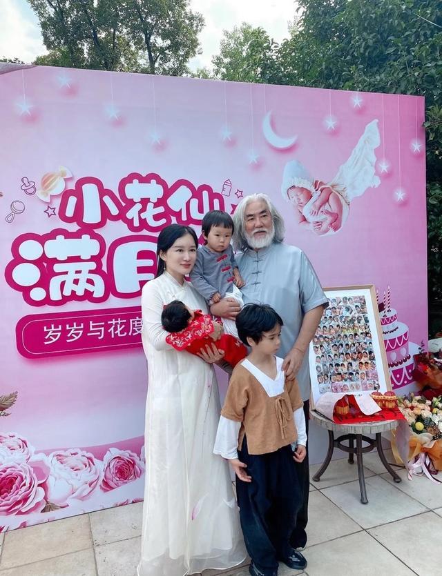 张纪中|张纪中为女儿办满月宴，一家五口超幸福，别墅外景曝光太奢华