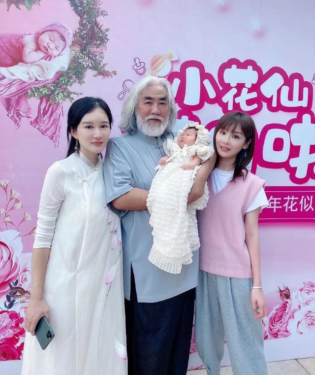 张纪中|张纪中为女儿办满月宴，一家五口超幸福，别墅外景曝光太奢华