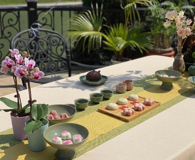 张纪中|张纪中为女儿办满月宴，一家五口超幸福，别墅外景曝光太奢华