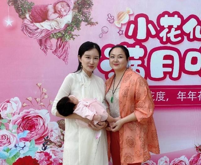 张纪中|张纪中为女儿办满月宴，一家五口超幸福，别墅外景曝光太奢华