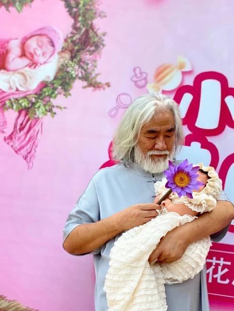 张纪中|张纪中为女儿办满月宴，一家五口超幸福，别墅外景曝光太奢华