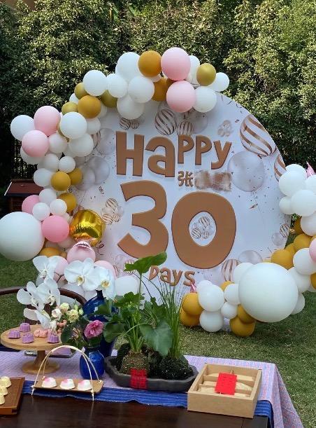 张纪中|张纪中为女儿办满月宴，一家五口超幸福，别墅外景曝光太奢华