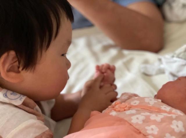 张纪中|张纪中为女儿办满月宴，一家五口超幸福，别墅外景曝光太奢华