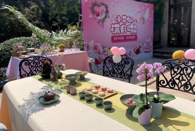 张纪中|张纪中为女儿办满月宴，一家五口超幸福，别墅外景曝光太奢华