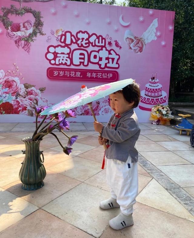 张纪中|张纪中为女儿办满月宴，一家五口超幸福，别墅外景曝光太奢华