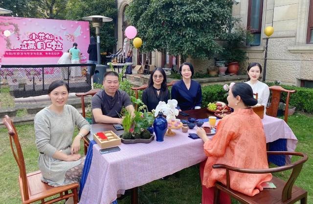 张纪中|张纪中为女儿办满月宴，一家五口超幸福，别墅外景曝光太奢华