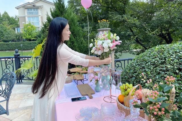 张纪中|张纪中为女儿办满月宴，一家五口超幸福，别墅外景曝光太奢华