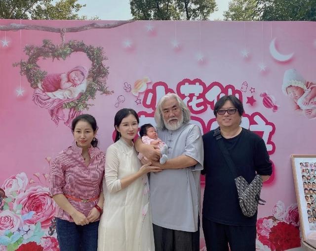 张纪中|张纪中为女儿办满月宴，一家五口超幸福，别墅外景曝光太奢华