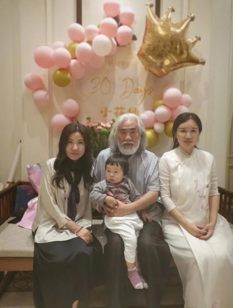 张纪中|张纪中为女儿办满月宴，一家五口超幸福，别墅外景曝光太奢华