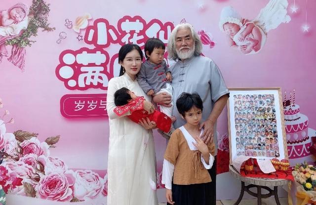 张纪中|张纪中为女儿办满月宴，一家五口超幸福，别墅外景曝光太奢华