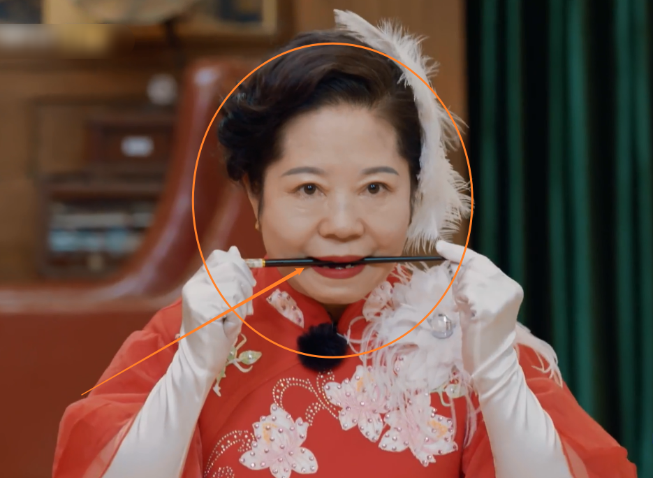 杨迪妈妈上礼仪课到咬筷子练露齿笑时她的表情管理令人笑喷