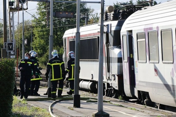 法国一列火车上周五(9日)驶经北部滨海塞纳省期间,车头突然起火,逾
