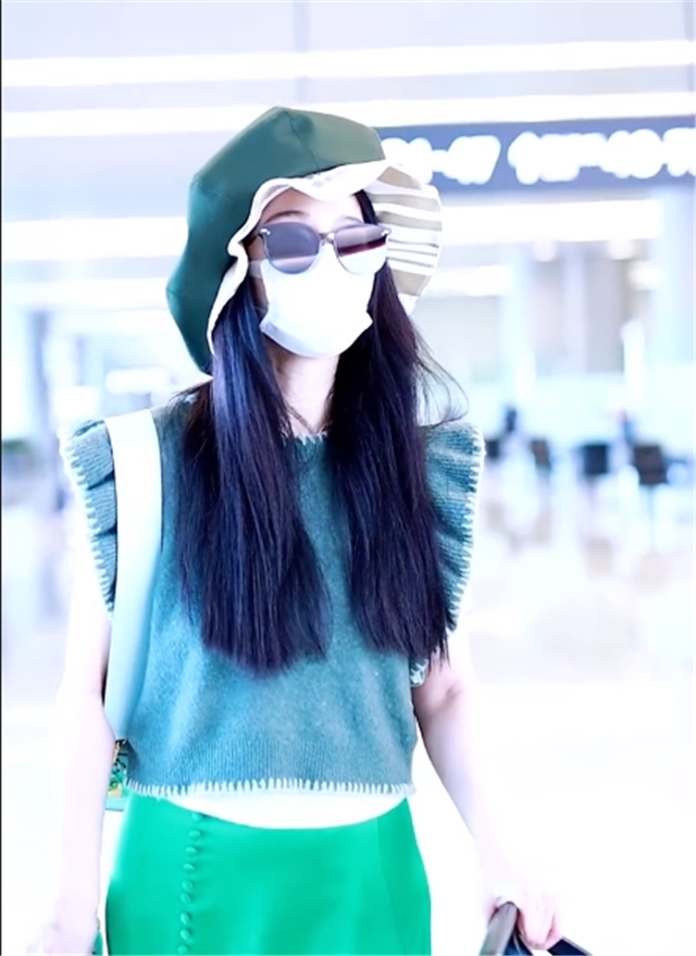 范冰冰|范冰冰高调现身机场，绿色长裙再现女王范，肚子凸起太明显