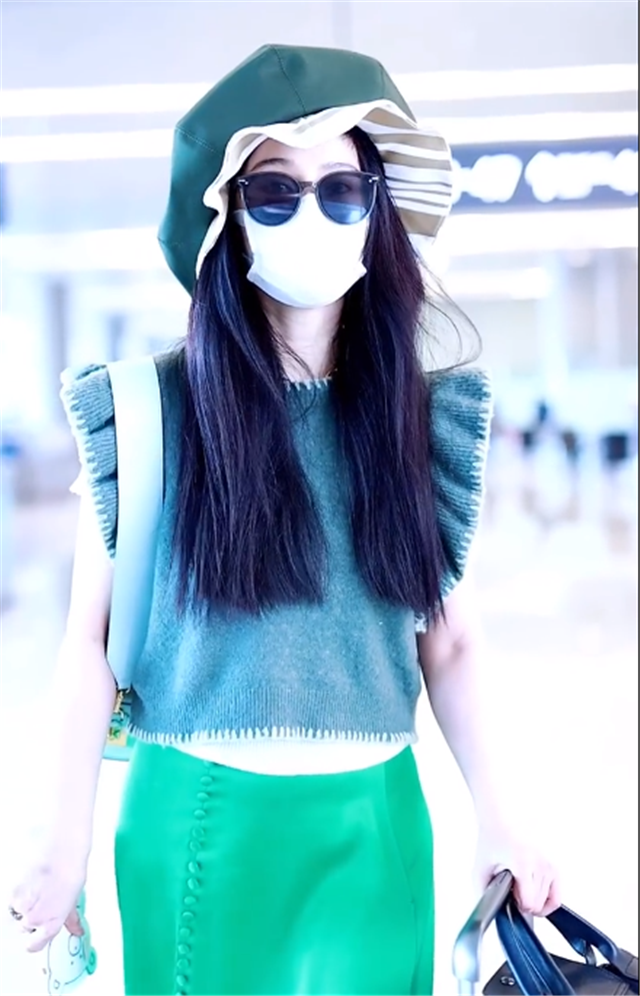 范冰冰|范冰冰高调现身机场，绿色长裙再现女王范，肚子凸起太明显