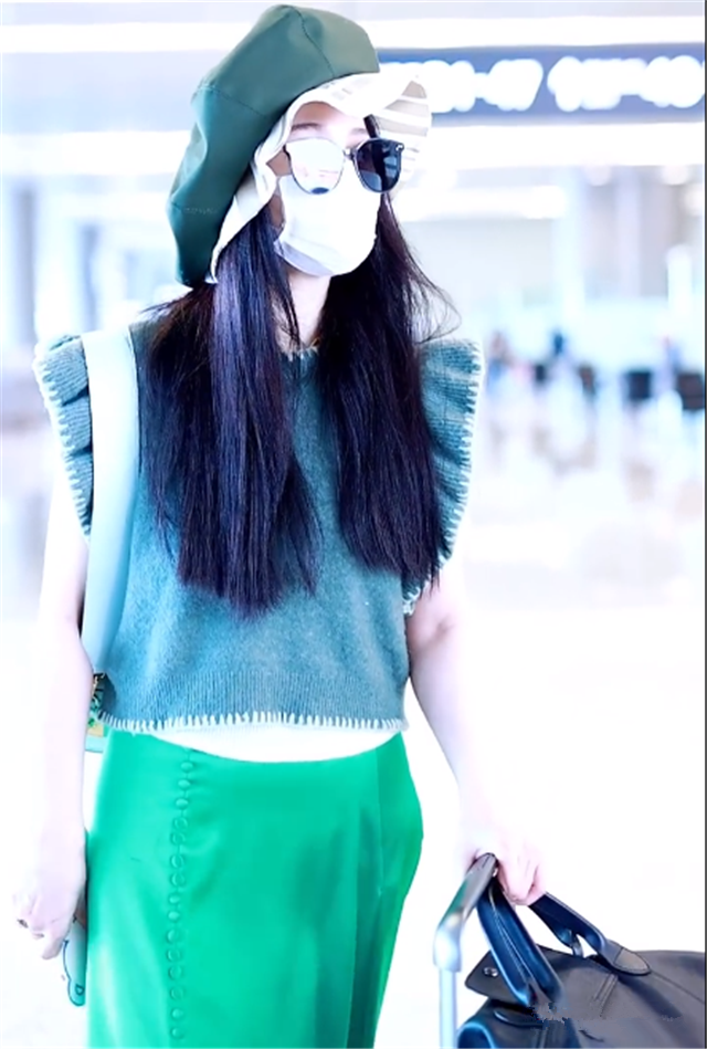 范冰冰|范冰冰高调现身机场，绿色长裙再现女王范，肚子凸起太明显