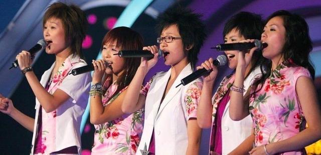 李宇春|李宇春周笔畅十五年后罕见同框，曾都青涩中性，现在成熟女人味足